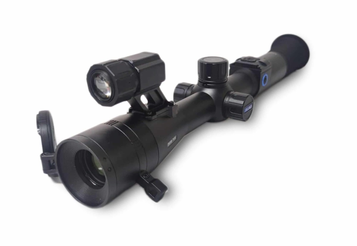 Noktowizor PARD DS-35 940NM widok z przodu, lekko pod kątem, podkreślający jego nowoczesny design i funkcjonalność.