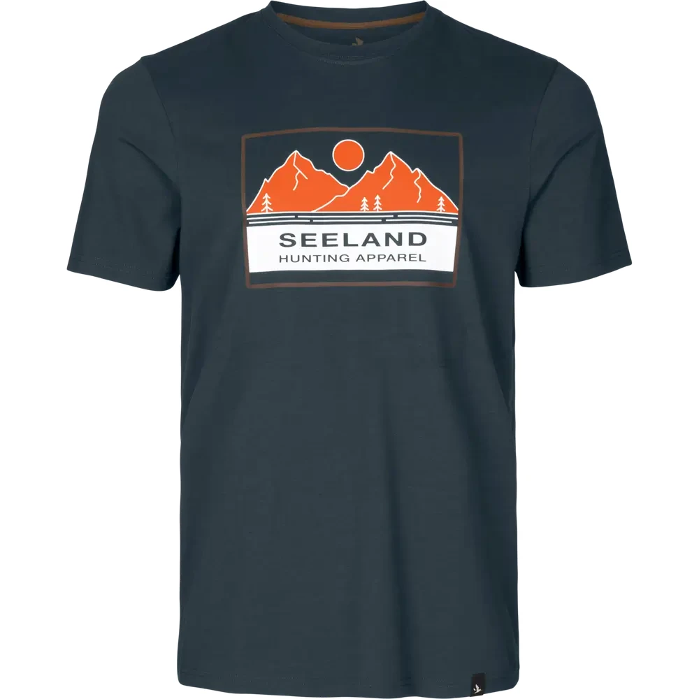 T-shirt Seeland Kestrel Dark Navy - przód koszulki, stylowa odzież outdoorowa dla mężczyzn, idealna na wyprawy i codzienne aktywności.