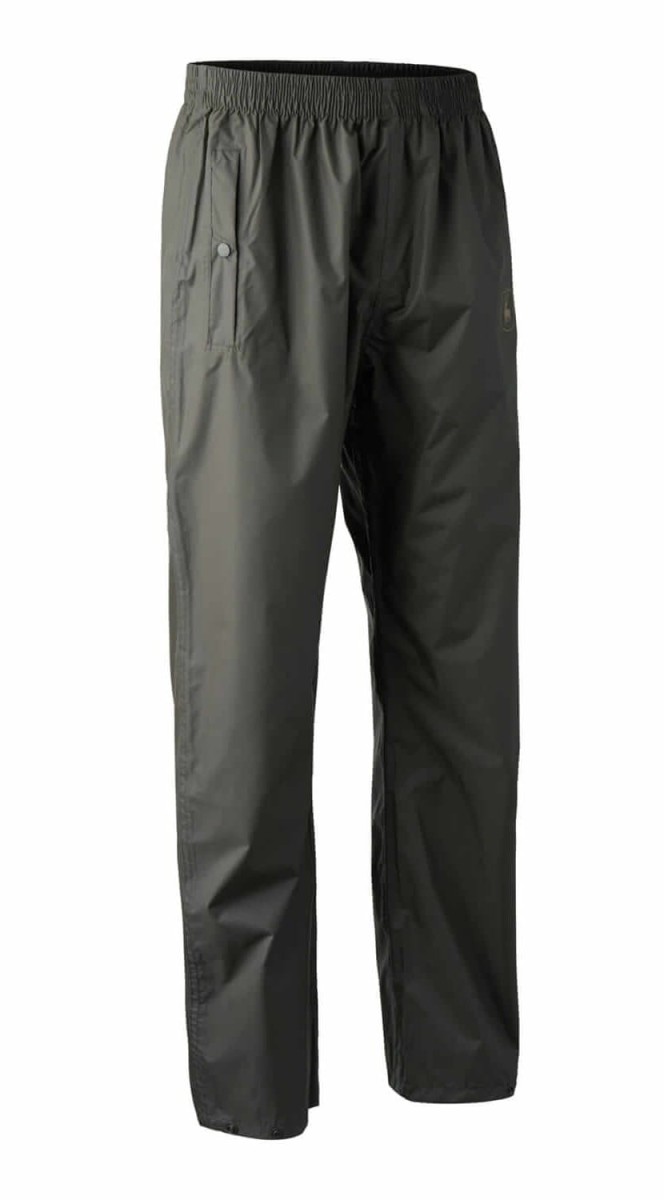 Przód spodni przeciwdeszczowych Deerhunter 3894 - wytrzymały materiał, idealne na deszczowe dni.