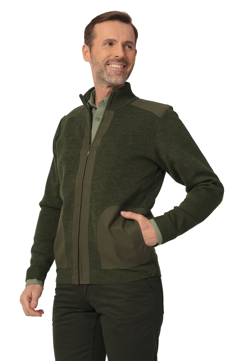 Mężczyzna ubrany w sweter Tagart Greg, prezentujący przód odzieży. Idealny na każdą okazję, sweter w modnym kolorze łączy komfort z elegancją.