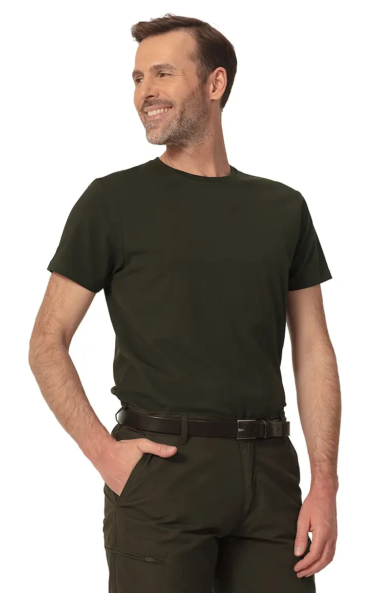 Mężczyzna prezentujący zieloną koszulkę Tagart FNT z przodu, idealna na codzienne stylizacje.