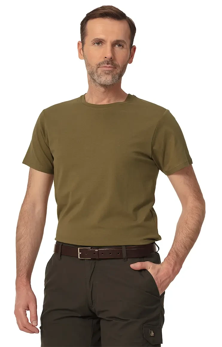 Mężczyzna w koszulce Tagart FNT Olive, widok z przodu, prezentujący stylowy design i wygodny krój.