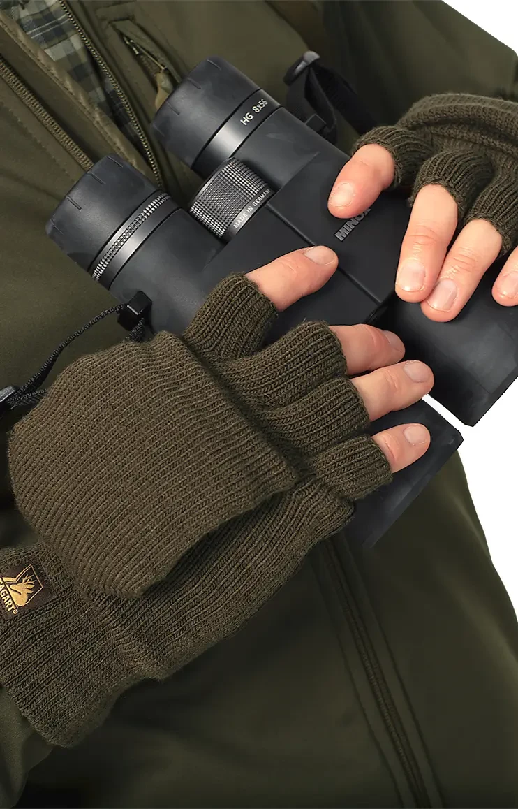 Rękawice Tagart Tatra na rękach trzymających lornetkę z odsłoniętymi palcami - idealne do obserwacji przyrody, zapewniające wygodę i precyzję w działaniu.
