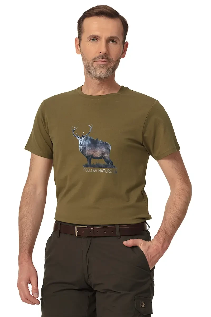 Mężczyzna w koszulce Tagart FNT Deer, przód z unikalnym wzorem jelenia, idealny dla miłośników natury.