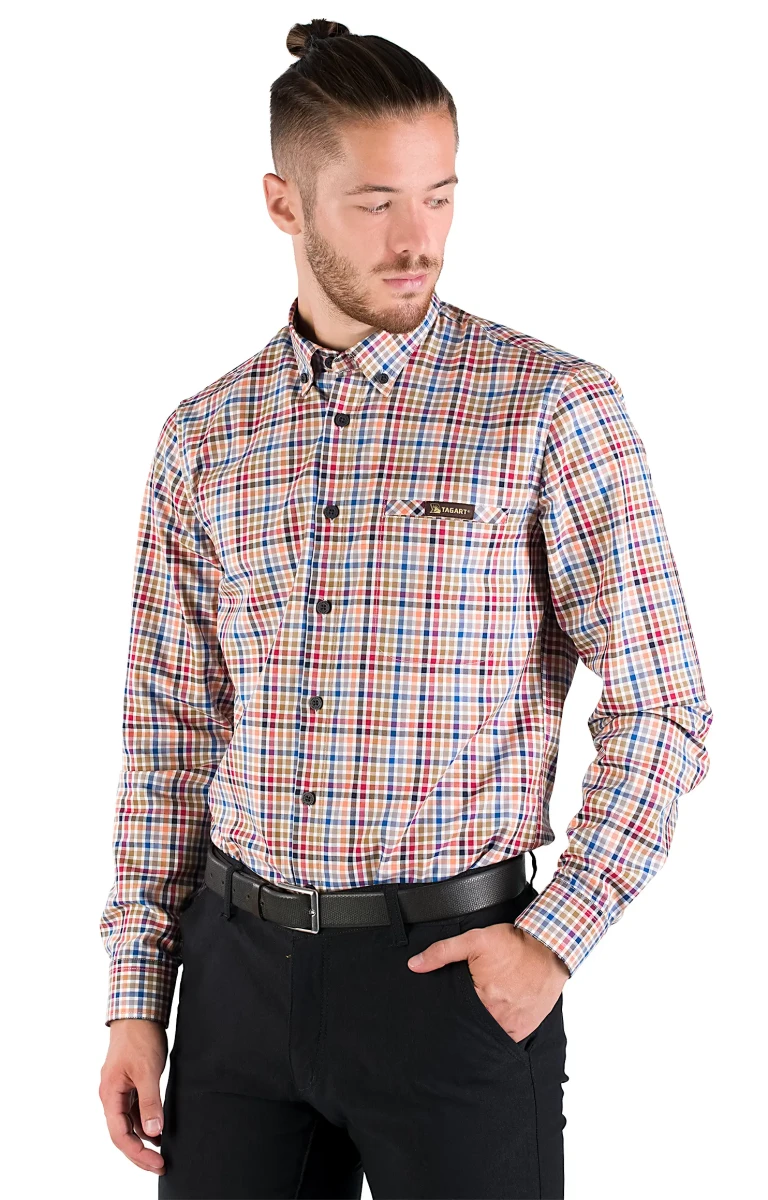 Mężczyzna w koszuli Tagart Candy, stojący przodem, prezentujący stylowy krój i nowoczesny design, idealny do codziennych i formalnych stylizacji.