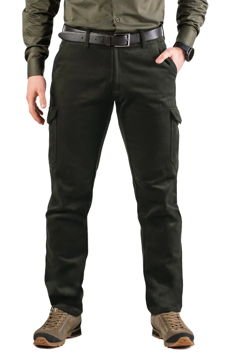 Spodnie Tagart Frost 2 ciemnozielone - widok z przodu na mężczyźnie, prezentujące wygodny krój i materiał idealny na każdą porę roku.