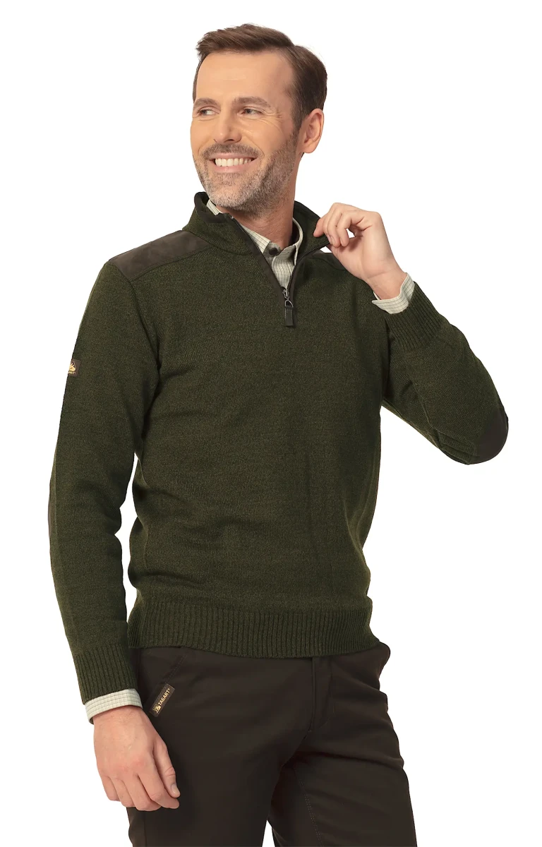 Mężczyzna w swetrze Tagart Thorn 2 Green, stojący przodem, prezentujący stylowy wygląd i wyjątkowy zielony kolor.