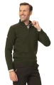 Mężczyzna w swetrze Tagart Thorn 2 Green, stojący przodem, prezentujący stylowy wygląd i wyjątkowy zielony kolor.