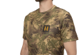 Mężczyzna w T-shirt Härkila Deer Stalker Camo - stylowy i praktyczny wybór dla pasjonatów natury i myślistwa.