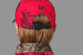Czapka Härkila Moose Hunter 2.0 Red na głowie mężczyzny - widok z tyłu, idealna na wyprawy w teren.