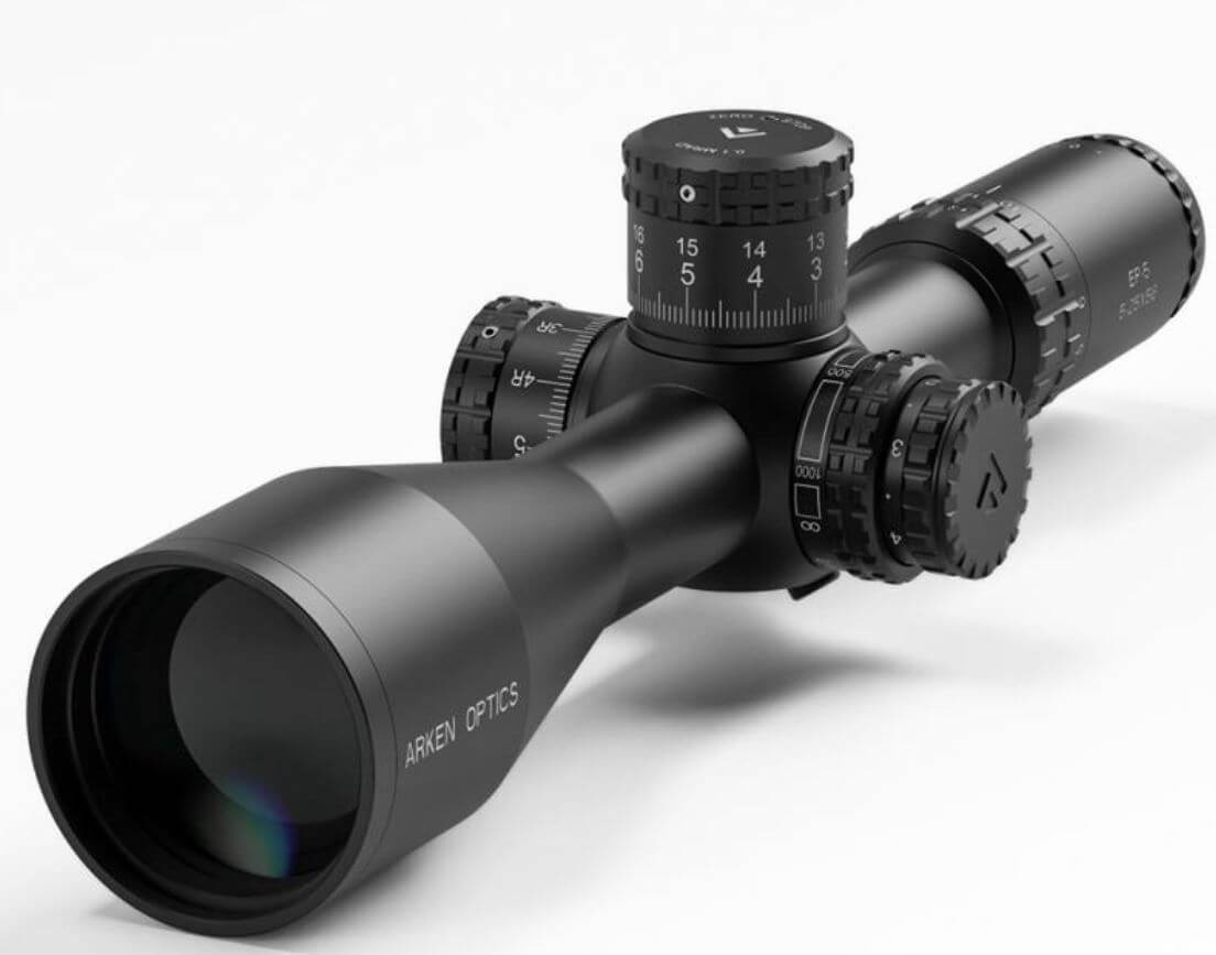 Luneta Arken Optics EP-5 5-25x56 FFP MIL - widok z przodu, podkreślający precyzyjny celownik i wytrzymałą konstrukcję.