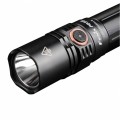Ergonomiczny design latarki Fenix PD35 V3.0, wykonana z wytrzymałych materiałów, odporna na warunki atmosferyczne.