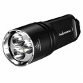 Wytrzymała obudowa latarki Fenix TK35UE V2.0, odporna na warunki atmosferyczne, z precyzyjnym wykończeniem.