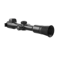 Celownik HIKMICRO Alpex 4K LRF Lite A40EL z lewej strony, ukazujący smukłą obudowę z anodyzowanego stopu i logo HIKMICRO. Sensor 4K UHD i dalmierz do 1000 m dla precyzyjnych polowań