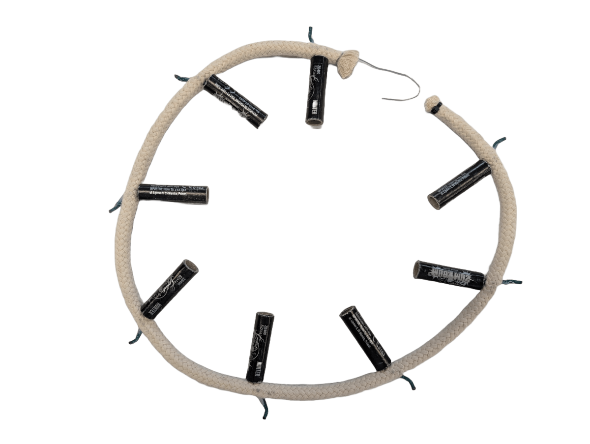 Sznur hukowy z bawełnianą plecionką i petardami. Idealny do ochrony upraw i ogrodów przed dzikami i ptakami.