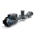 Pulsar Thermion 2 LRF XL60 z przodu, ukazujący nowoczesny obiektyw i solidną konstrukcję. Idealny na nocne polowania.