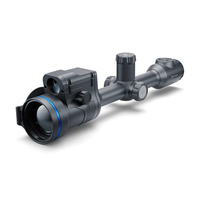 Pulsar Thermion 2 LRF XP60 z przodu, ukazujący nowoczesny obiektyw i solidną konstrukcję. Idealny na nocne polowania.