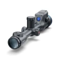 Pulsar Thermion 2 LRF XP60 z tyłu, prezentujący wygodny okular i intuicyjne sterowanie. Świetny dla wymagających strzelców.