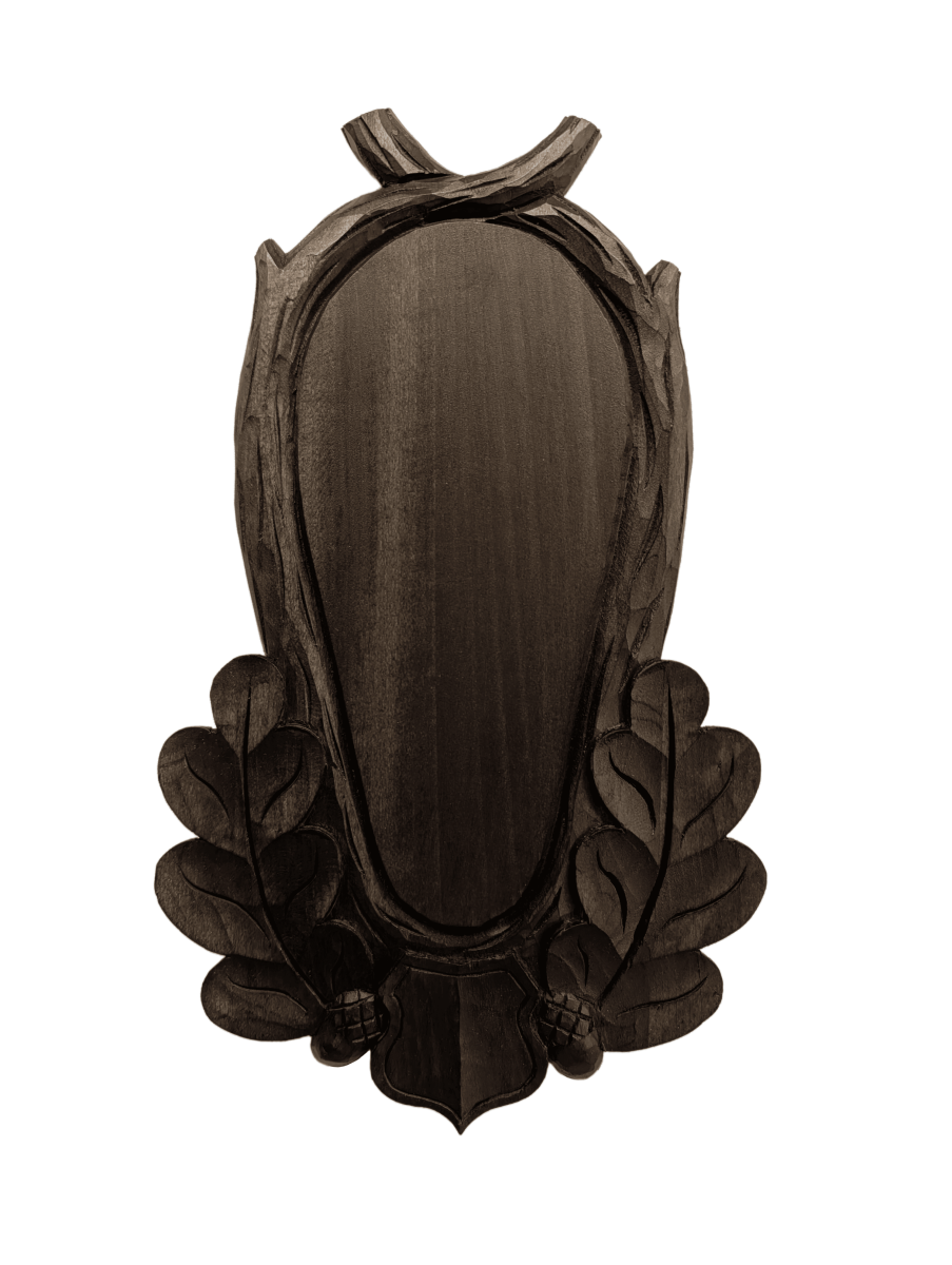 Deska pod trofeum rogacza w całości ukazująca eleganckie rzeźbienia i ciemny urok. Idealna do dekoracji domu oraz na prezent!