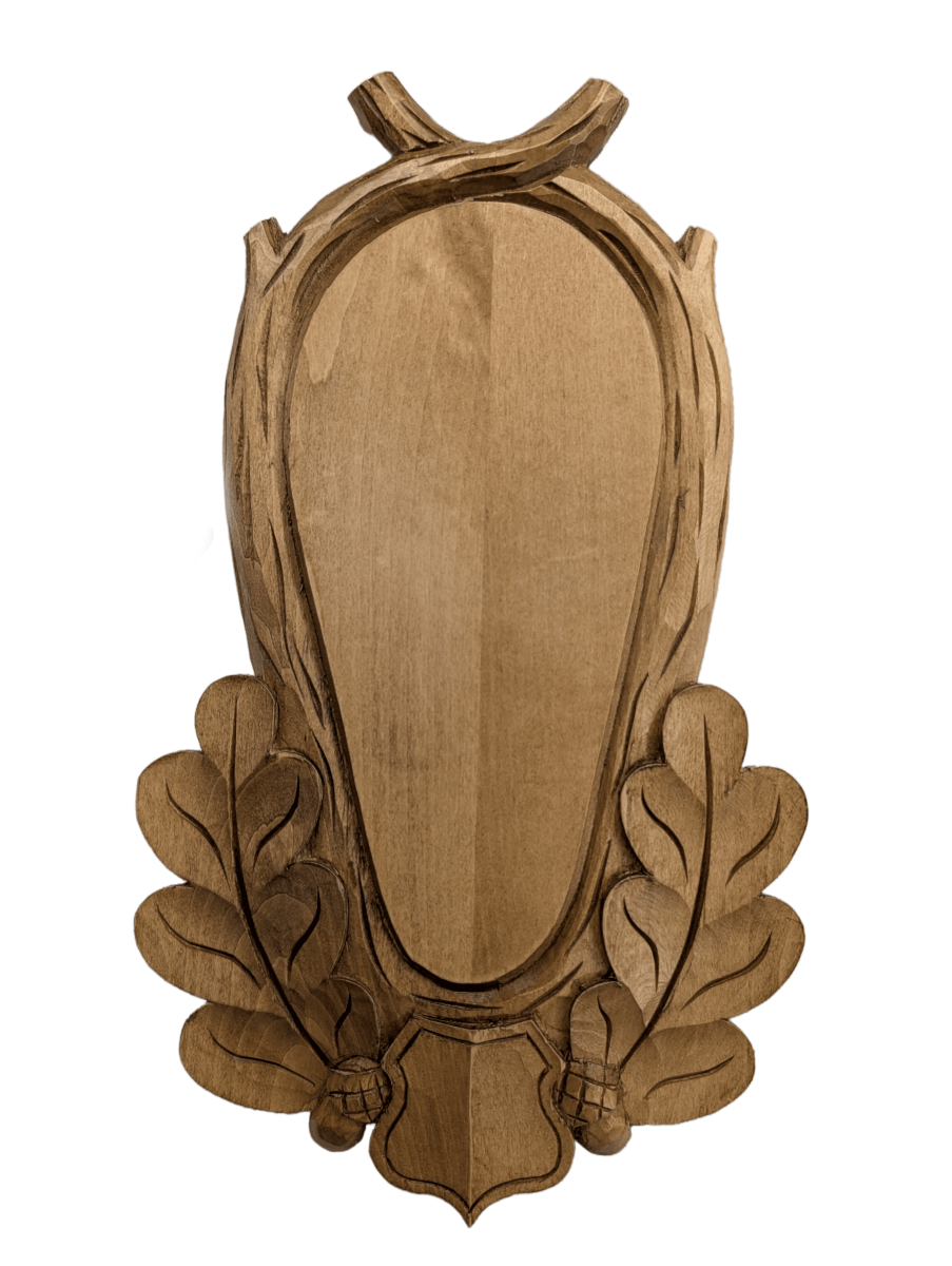 Deska pod trofeum rogacza w całości, ukazująca jasny brąz i eleganckie rzeźbienia. Idealna do dekoracji domu.