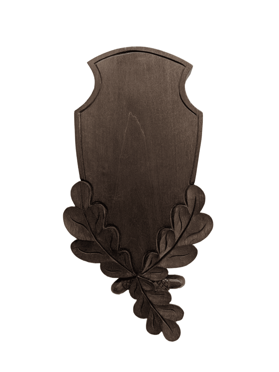 Deska pod trofeum rogacza w całości, ukazująca tarczaowy styl i rzeźbione detale. Idealna do dekoracji.