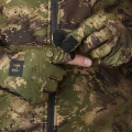 Detal rękawic Deer Stalker Camo HWS z panelem Touch Screen na palcu wskazującym i kciuku – umożliwia precyzyjną obsługę smartfona bez wychładzania dłoni.