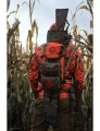 Myśliwy z plecakiem Härkila Wildboar Pro 12L na plecach – jaskrawy kamuflaż AXIS MSP Orange Blaze doskonale odcina się od leśnego tła, zwiększając bezpieczeństwo użytkownika.