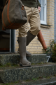 Buty Härkila Forester Gusset Dark Willow Green założone na nogi – prezentacja wysokiej cholewki 18 cali, która w połączeniu ze spodniami myśliwskimi zapewnia pełną ochronę przed wilgocią, rosą i błotem podczas marszu przez wysokie trawy.