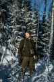 Prezentacja kurtki Seeland Celsius Heat Jacket w naturalnym świetle leśnym – widoczny stonowany kolor Pine Green, który doskonale maskuje myśliwego w iglastym i liściastym poszyciu.