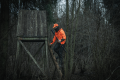 Myśliwy w kurtce Seeland Trax Blaze Jacket w terenie – ergonomiczny krój i elastyczny materiał zapewniają swobodę ruchów przy dynamicznym polowaniu.