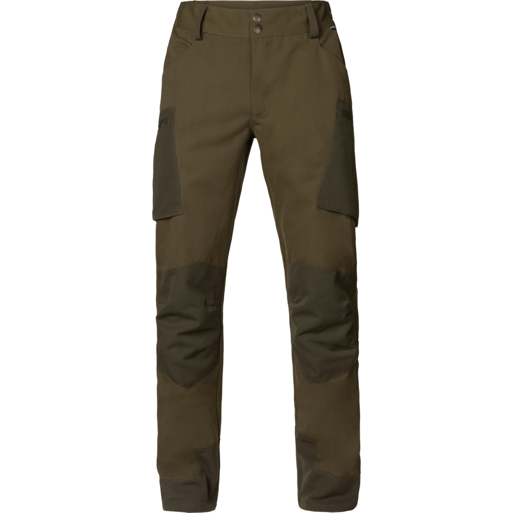 Widok z przodu lekkich spodni myśliwskich Seeland Trax Light w kolorze Pine – widoczne ergonomiczne profilowanie kolan oraz pojemne kieszenie udowe na zamek.