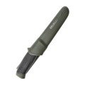 Nóż Mora Companion MG schowany w polimerowej pochwie w kolorze oliwkowym (Military Green) z klipsem do paska.