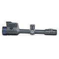 Celownik termowizyjny Pulsar Thermion 2 LRF XP50 PRO – profil boczny z widocznym zintegrowanym modułem dalmierza laserowego nad obiektywem.