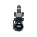 Widok z przodu na obiektyw germanowy F50/1.0 oraz soczewki dalmierza w lunecie Pulsar Thermion 2 LRF XP50 PRO.