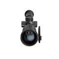 Widok z przodu na dużą soczewkę germanową 60 mm w lunecie HIKMICRO Stellar SX60LS 3.0 oraz obiektyw dalmierza laserowego.