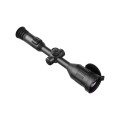 Luneta termowizyjna HIKMICRO Stellar SX60LS 3.0 pod kątem – widoczny klasyczny tubus 30 mm umożliwiający montaż na standardowych obejmach myśliwskich.