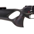 Zbliżenie na osadę thumbhole Blaser R8 Ultimate Monza. Skórzane wstawki i czerwone przeszycia - Ostoja24