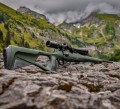 Sztucer CZ 600 PLUS ERGO oparty podczas polowania. Odporna na trudne warunki polimerowa osada Thumbhole