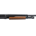 Zblizenie na drewniane czolenko i mechanizm pump action Winchester SXP Trench Rifled. Solidne stalowe prowadnice