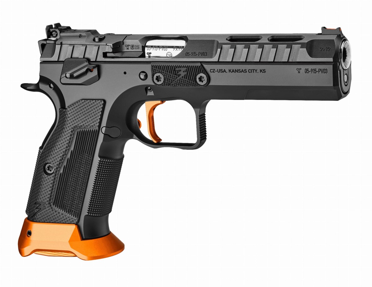 Pełny profil wyczynowego pistoletu sportowego CZ TS 3 Orange 9x19 mm. Widoczna ciężka lufa Bull, pomarańczowe okładziny z duraluminium, magwell oraz zamek w systemie Optics-Ready. Sklep Ostoja24.