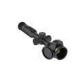Celownik termowizyjny Pixfra Pegasus 2 P335 LRF widziany pod kątem z przodu, z wyraźnym zaakcentowaniem zaawansowanego obiektywu 35 mm zapewniającego detekcję celu na dystansie do 1800 metrów.