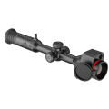 Rzut pod kątem na celownik hybrydowy Guide TU1250M 3.0, uwydatniający innowacyjny system podwójnej optyki z potężnym obiektywem termicznym 50 mm oraz cyfrowym 35 mm.