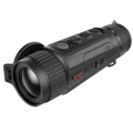 Widok pod kątem na termowizor Nocpix Vista H35, ukazujący solidną, wodoodporną obudowę o klasie szczelności IP67 oraz gumowane elementy zapewniające pewny chwyt podczas nocnego polowania.