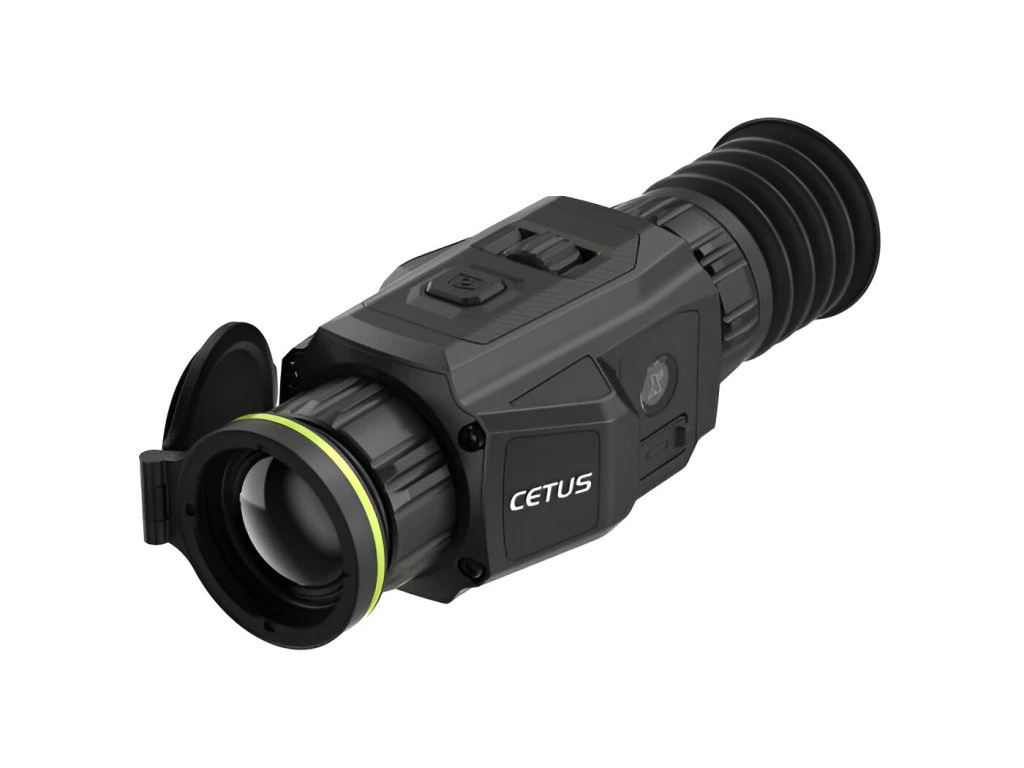 Rzut pod kątem na termowizor myśliwski Pixfra Cetus C335, ukazujący kompaktowe gabaryty sprzętu o wadze 520 g oraz ergonomiczne wyprofilowanie obudowy.