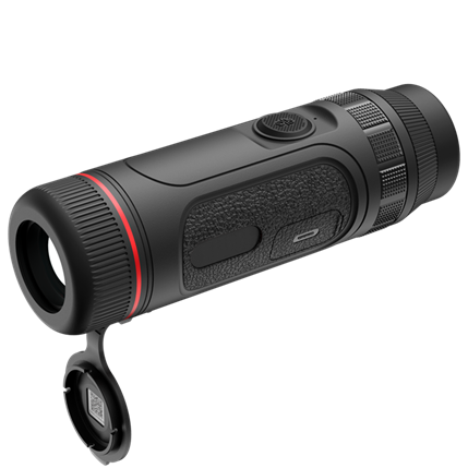 Detal obiektywu 25 mm monokularu termowizyjnego Guide TE421, który w połączeniu z czułym sensorem NETD ≤25 mK pozwala na detekcję obiektów do 1300 metrów.