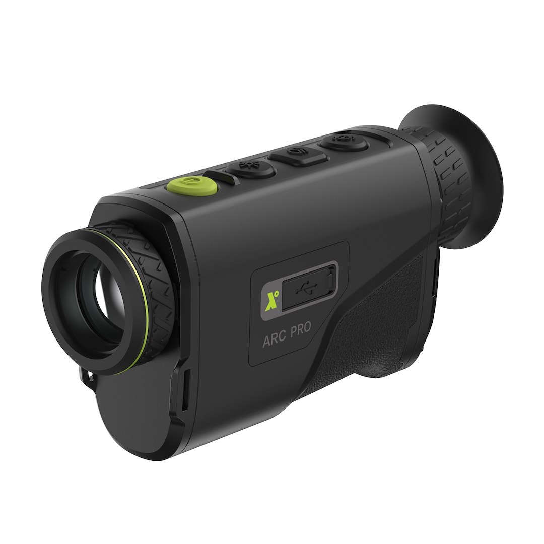 Zbliżenie na jasny obiektyw 25 mm f/1.0 monokularu Pixfra Arc Pro, skrywający czuły sensor NETD ≤20 mK, który gwarantuje klarowny obraz zwierzyny nawet w gęstej mgle.