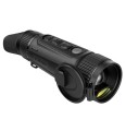 Widok pod kątem na monokular Nocpix Vista H35R z całkowicie otwartą i odchyloną osłoną obiektywu. Odsłania ona jasną optykę F0.9 oraz zintegrowany dalmierz laserowy LRF, gotowe do natychmiastowego pomiaru odległości w łowisku.