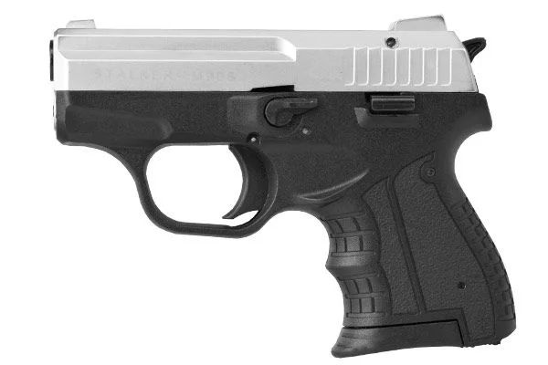 Pełna sylwetka pistoletu hukowego STALKER M906 BAS kaliber .22 w wykończeniu matowy chrom, prezentująca kompaktową, polimerowo-metalową konstrukcję doskonałą do bezpiecznej samoobrony.