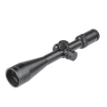Zbliżenie na przednią soczewkę lunety Delta Titanium HD 2,5-15x50. Zaawansowana optyka w standardzie High Definition gwarantuje wysoką ostrość i transmisję światła rzędu 92 procent podczas zmierzchu.
