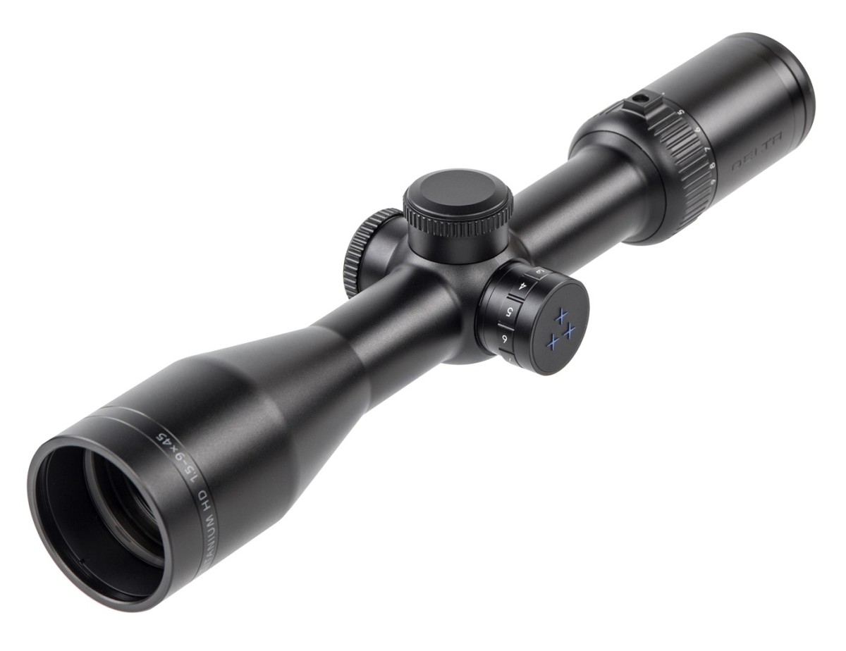 Zbliżenie na przednią soczewkę celownika Delta Titanium HD 1,5-9x45. Zaawansowane szkła High Definition zapewniają wyraźny, kontrastowy obraz oraz transmisję światła rzędu 92 procent w warunkach zmierzchowych.